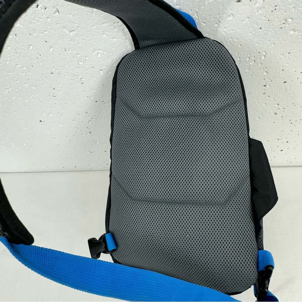 Eddie Bauer Ripstop Black & Blue Lightweight 8L Sling Pack - Picture 5 of 12